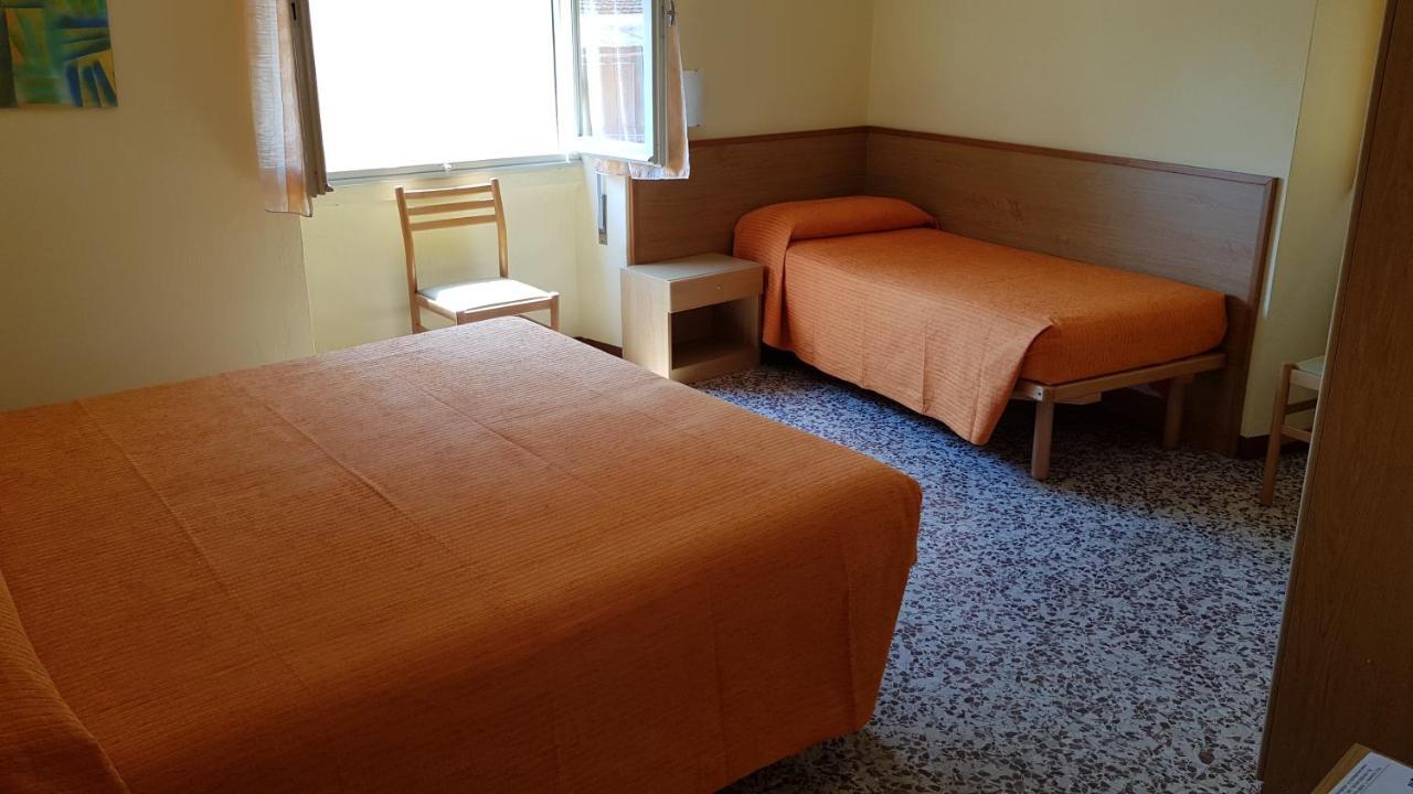 Albergo Meuble Olivi 托斯科拉诺-马德尔诺 外观 照片