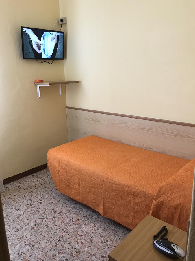 Albergo Meuble Olivi 托斯科拉诺-马德尔诺 外观 照片