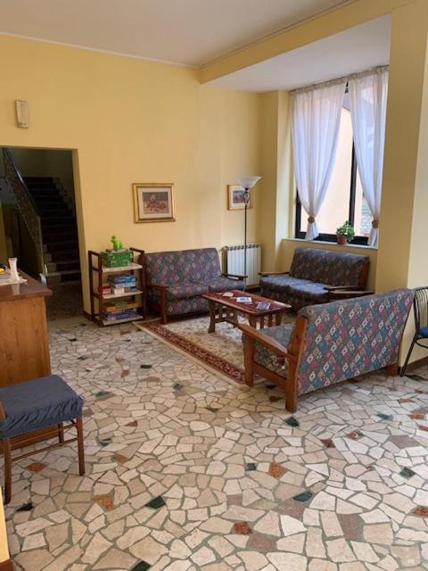 Albergo Meuble Olivi 托斯科拉诺-马德尔诺 外观 照片